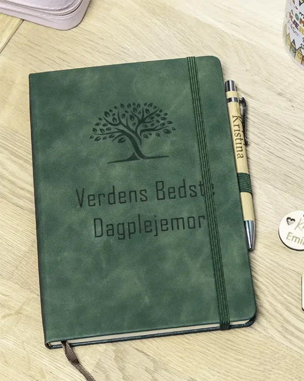 Gave til lærer og pædagog. Notesbog med gravering