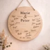 Alternativ gæstebog til bryllup i træ med indgraverede navne og gæsternes signaturer i cirkelform.