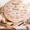 Alternativ gæstebog til bryllup i træ med indgraverede navne og gæsternes signaturer i cirkelform.