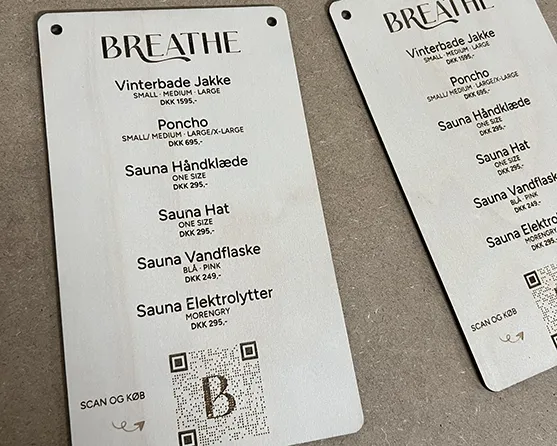 messeskilt og produktinformation graveret i træ